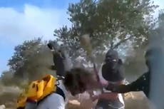 Colonos golpean a agricultores palestinos en video mientras crecen ataques a cosechas en Cisjordania