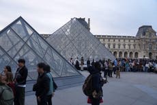 Reabre el Louvre tres días después de robo de joyas de la corona francesa a plena luz del día