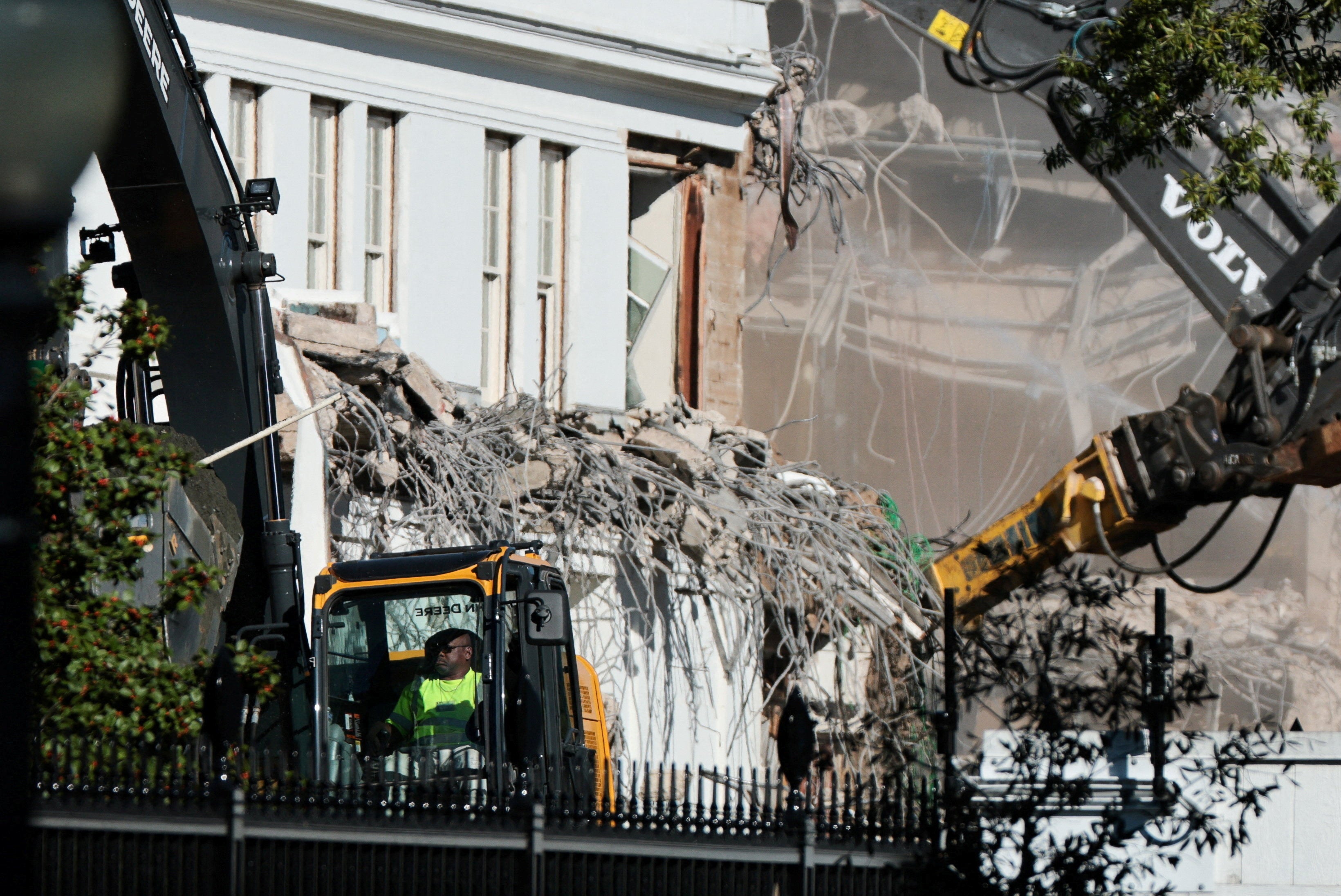 Una cuadrilla de demolición trabaja esta semana en el desmantelamiento de la fachada del ala este de la Casa Blanca