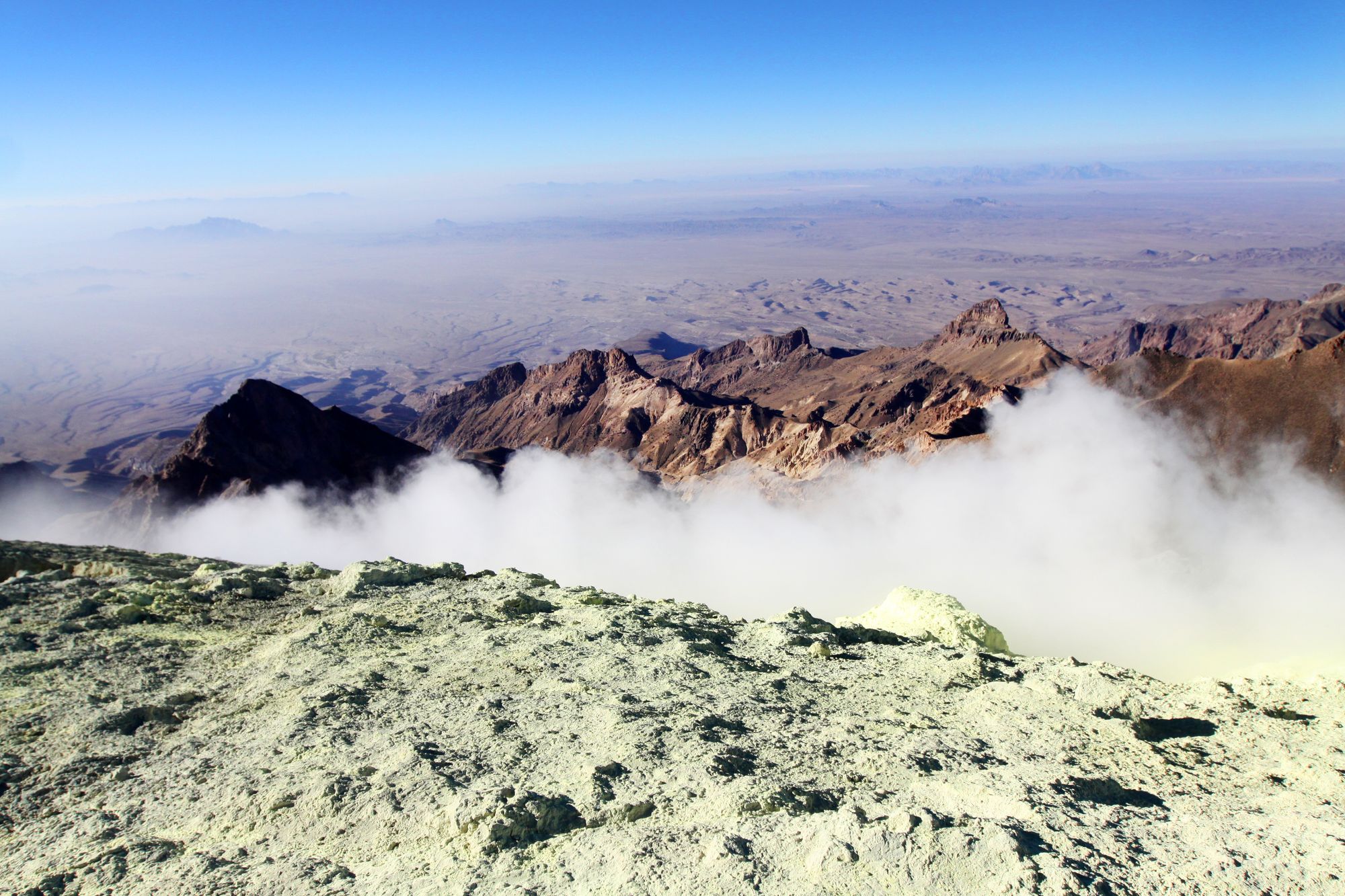 El volcán de casi 4.000 m de altura se eleva sobre un grupo de montañas más pequeñas