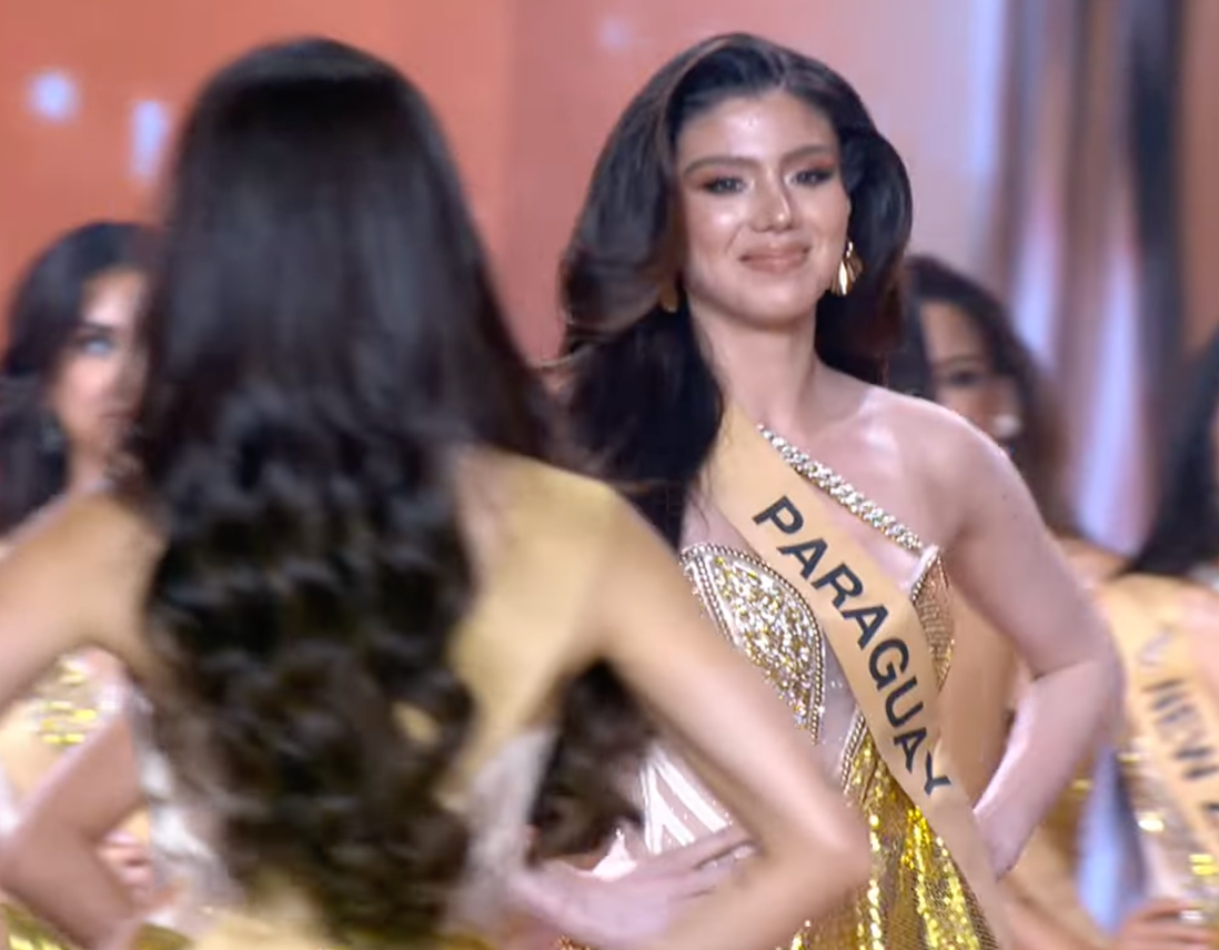 Miss Paraguay avanza al escenario mientras Miss Panamá regresa tras el momento viral
