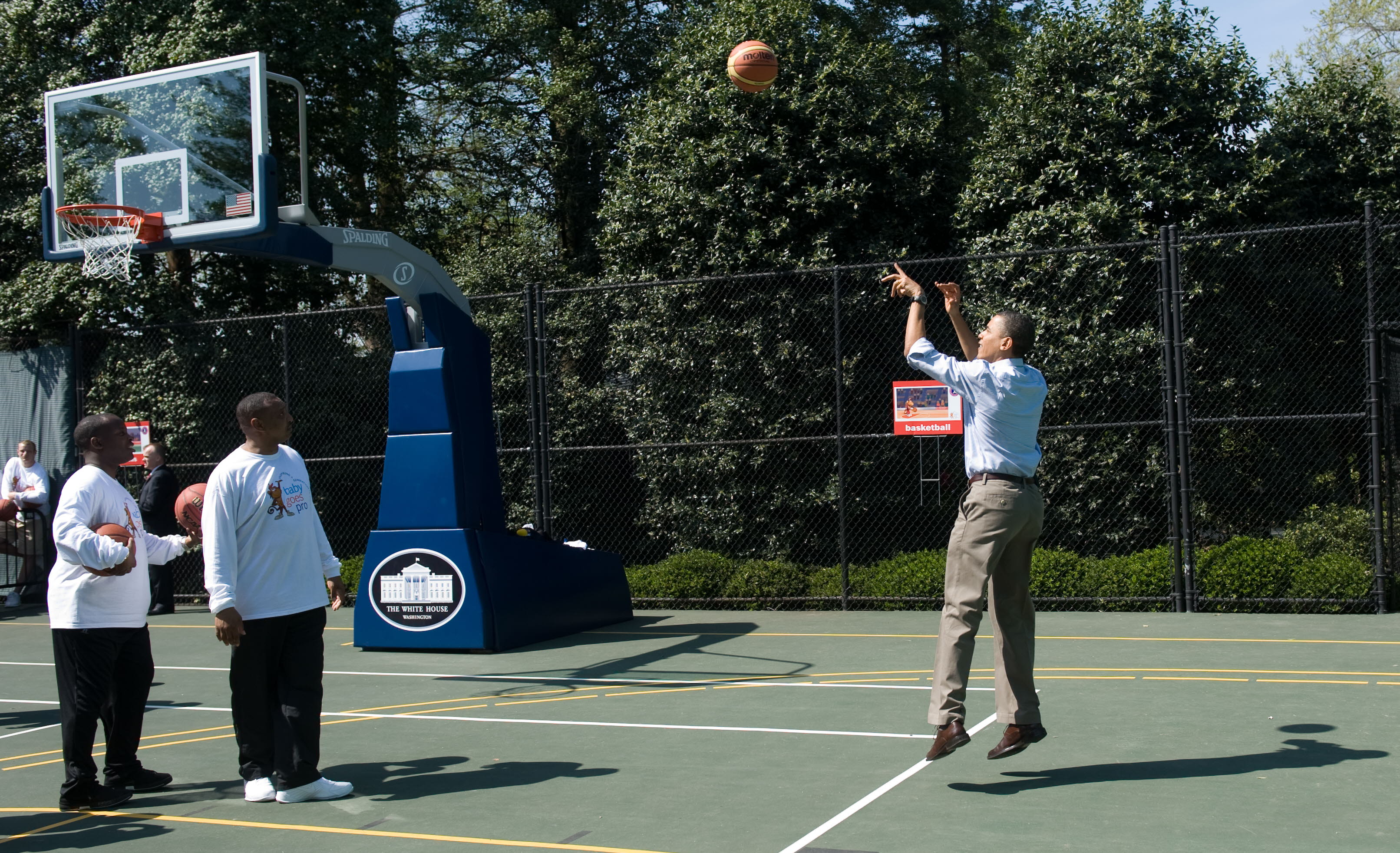 El presidente Barack Obama lanza al aro durante el tradicional Easter Egg Roll en el Jardín Sur de la Casa Blanca, en Washington, el 5 de abril de 2010