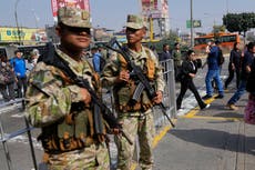 Perú inicia emergencia para enfrentar el crimen con militares en calles y restricción de protestas