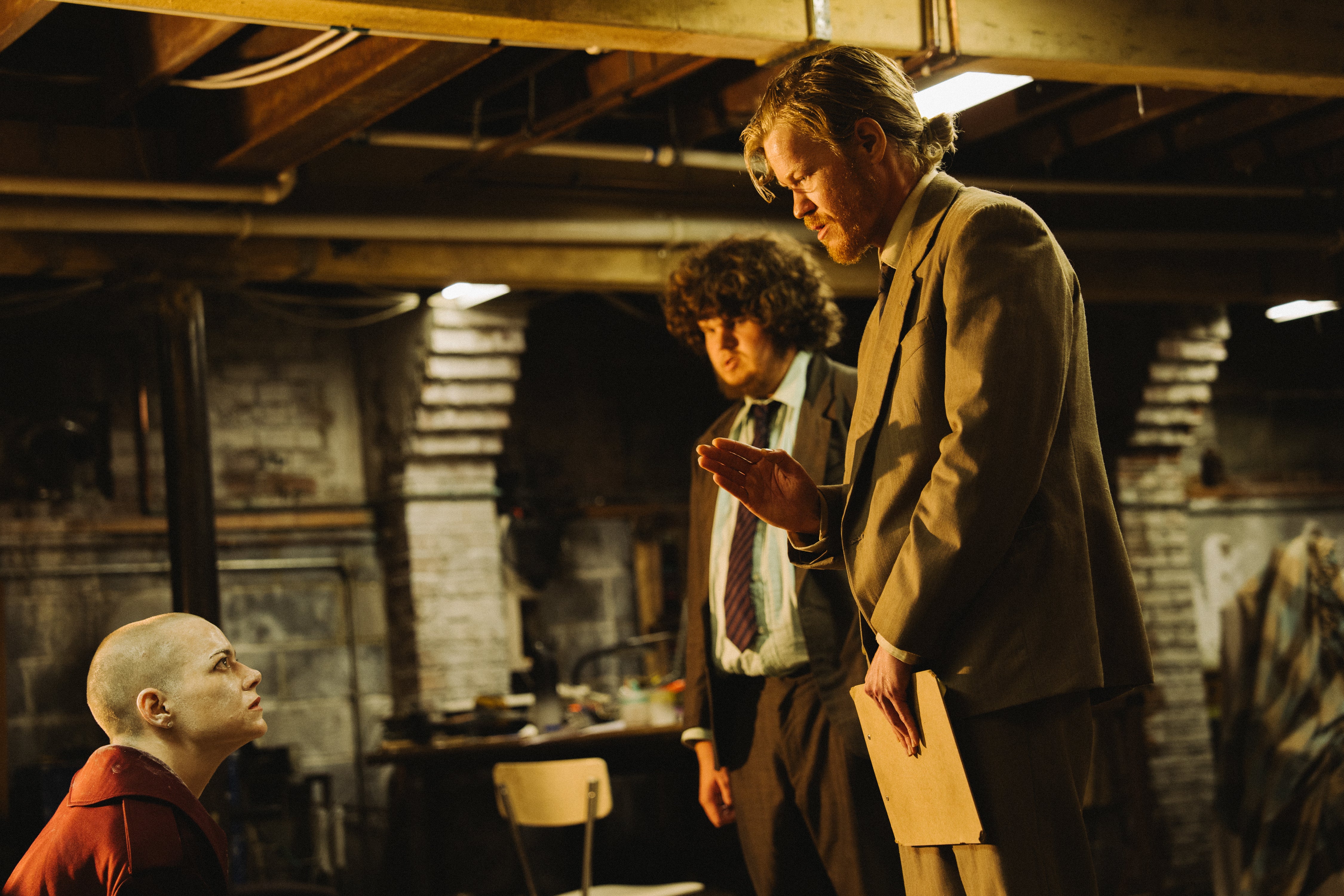 Emma Stone, Aidan Delbis y Jesse Plemons en ‘Bugonia’, de Yorgos Lanthimos