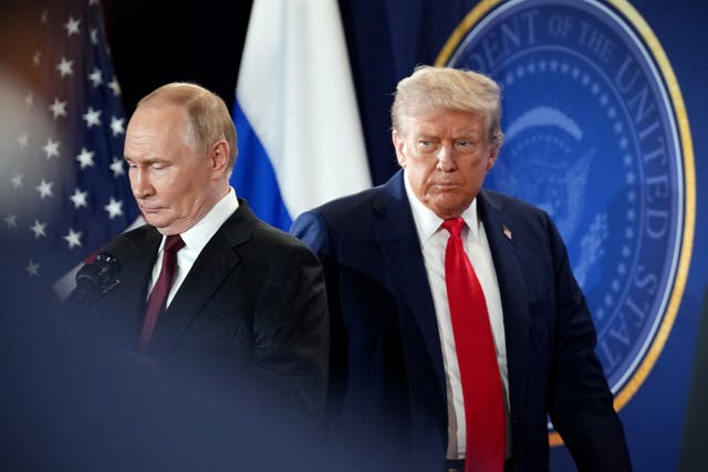 <p>Donald Trump fotografiado con Vladimir Putin en Alaska, en agosto</p>