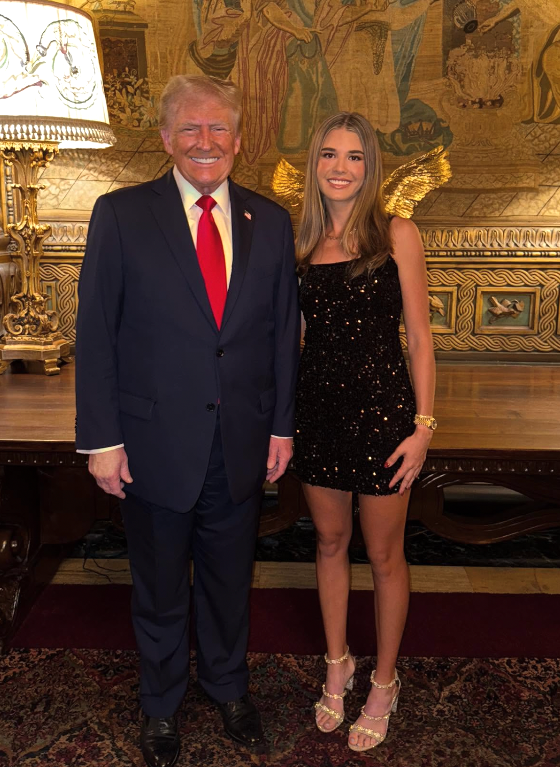El presidente Donald Trump y su nieta Kai Trump, fotografiados en la Casa Blanca durante la noche electoral de noviembre de 2024