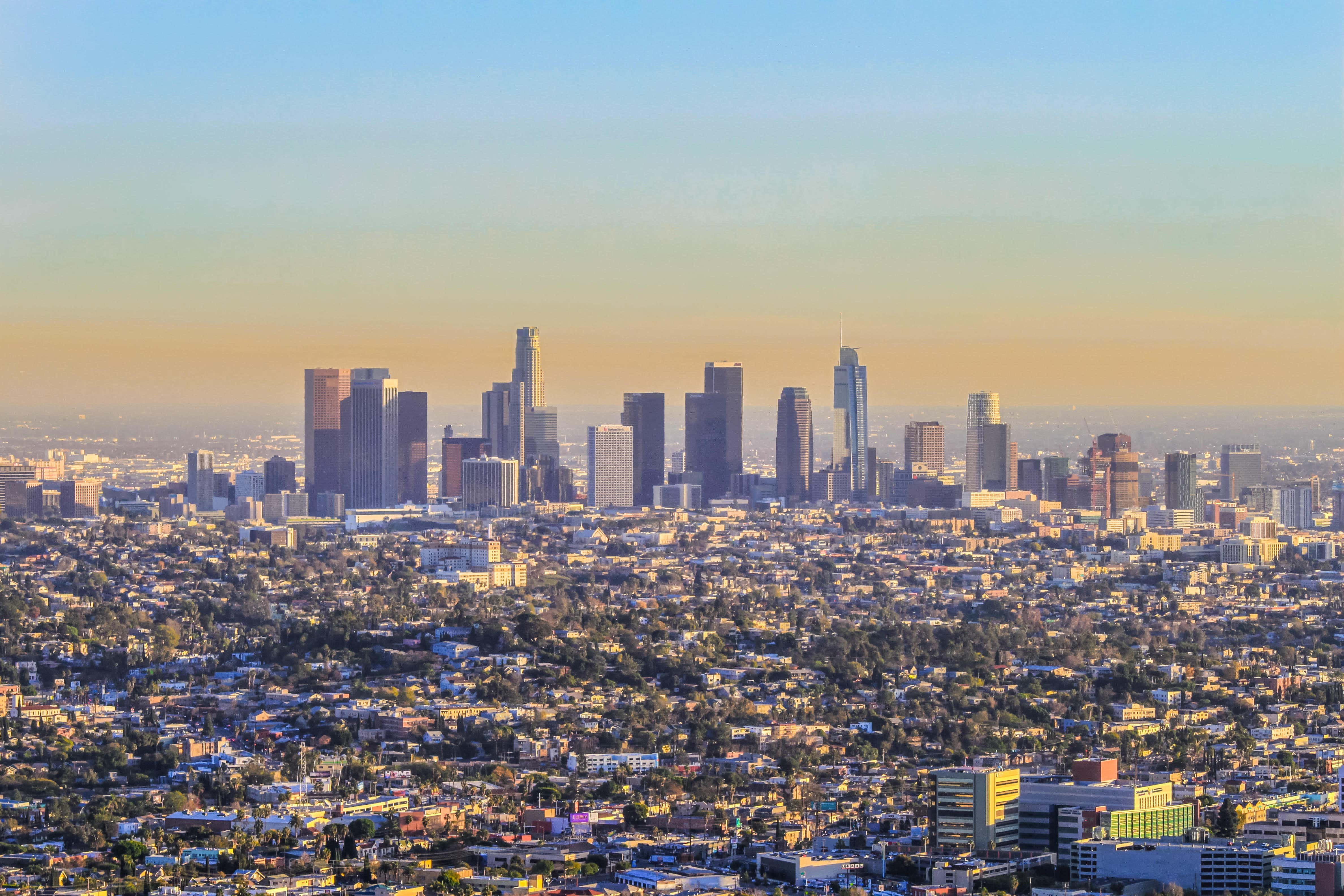 Solo en Los Ángeles viven casi 4 millones de estadounidenses, además de albergar numerosas industrias y empresas importantes