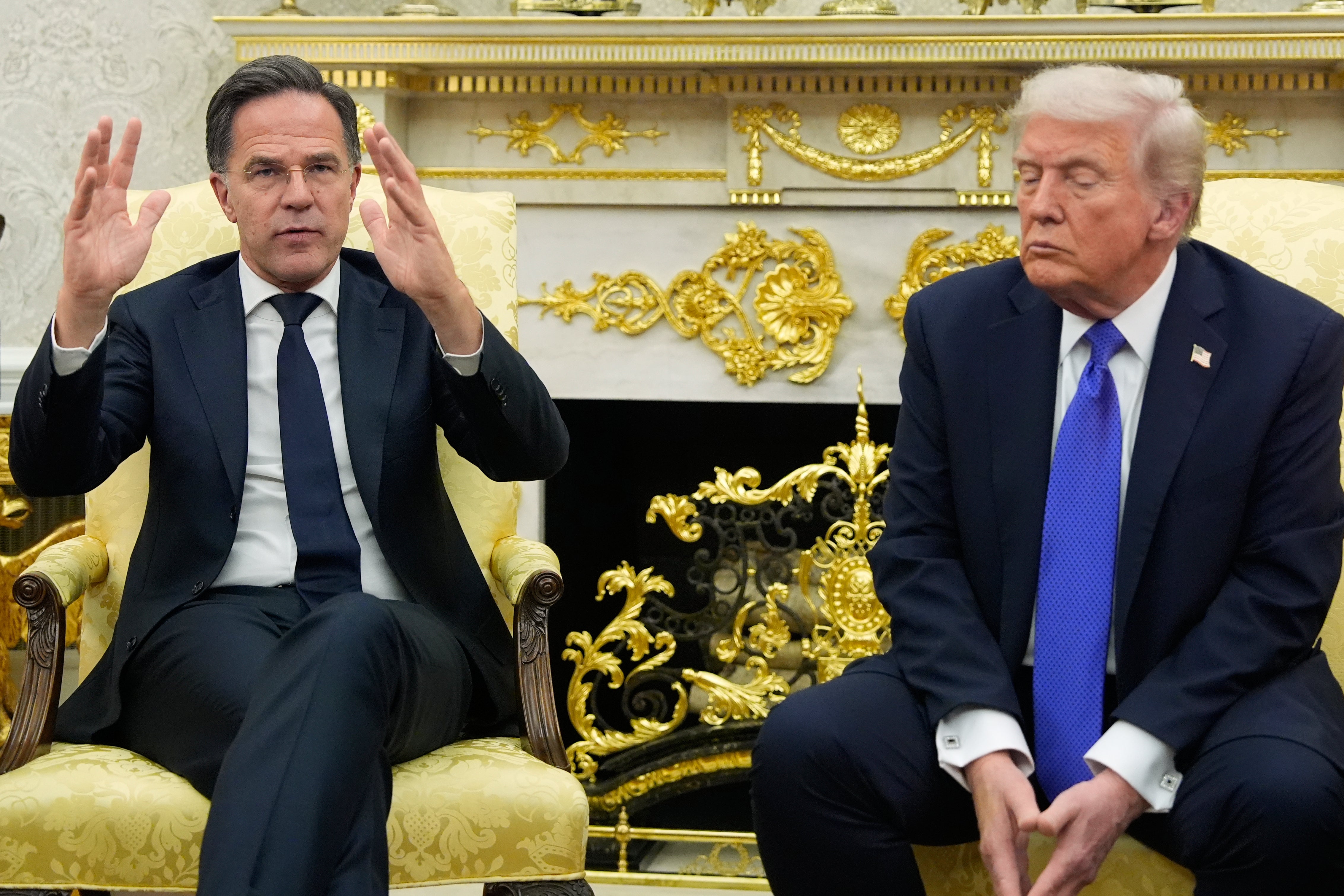 El secretario general de la OTAN, Mark Rutte (izquierda), tuvo cuidado de colmar a Trump de elogios
