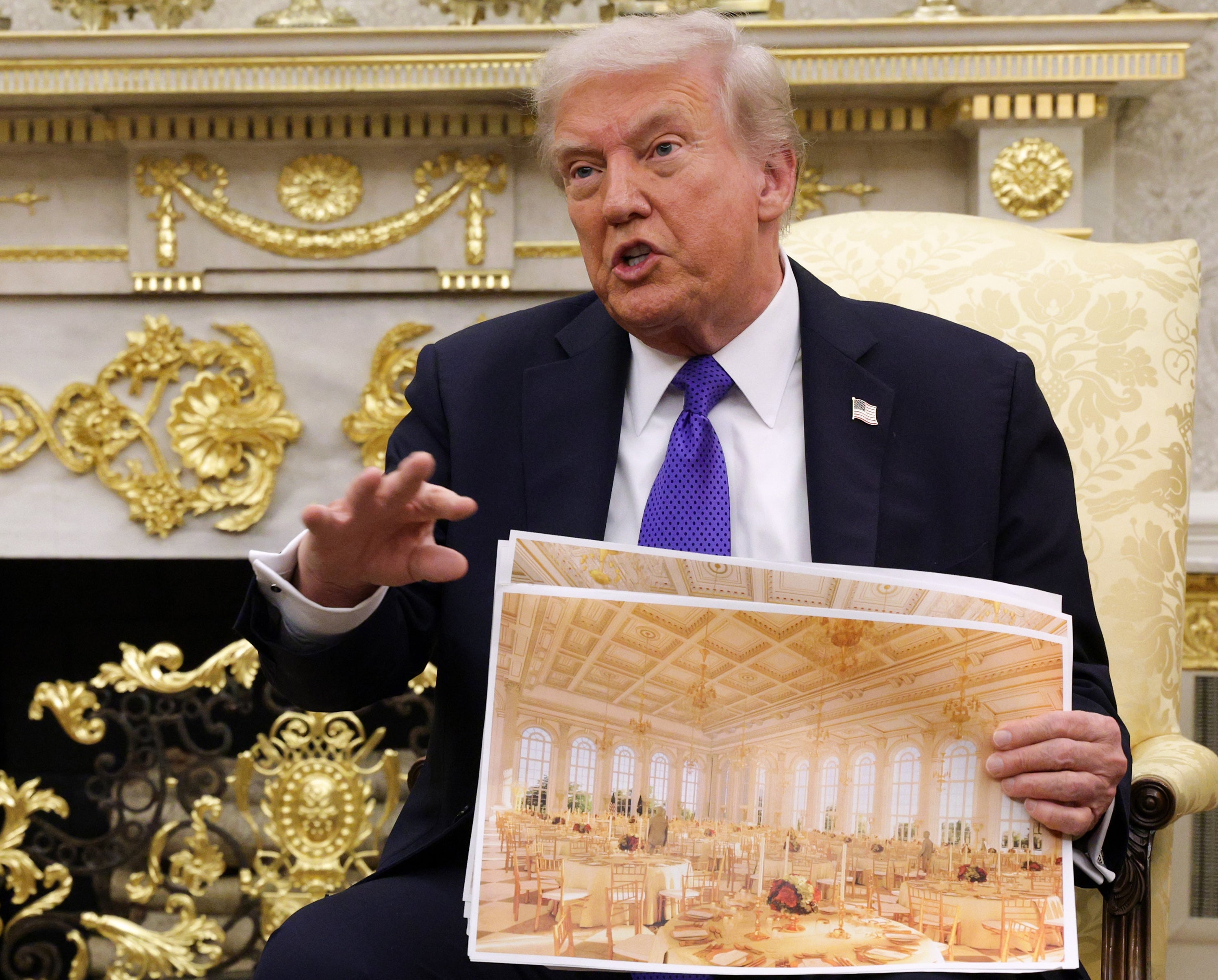 El presidente Donald Trump muestra la imagen conceptual de su controvertido nuevo salón de baile en la Casa Blanca