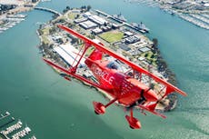 Agentes de inmigración enfrentan protestas en la Isla de la Guardia Costera en San Francisco