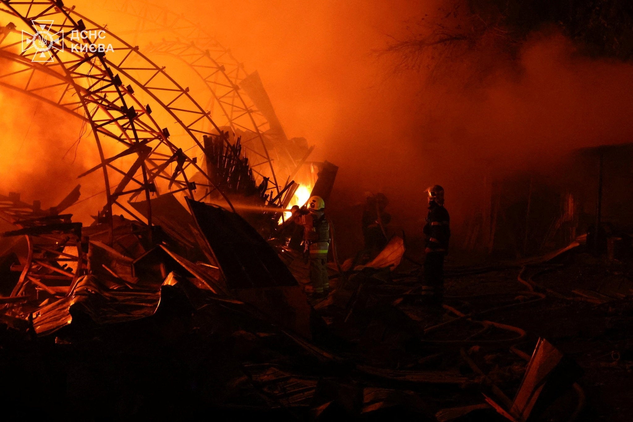 Bomberos trabajan para apagar un incendio provocado por un ataque con drones rusos en Kyiv
