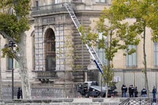 Cómo un montacargas alemán se convirtió en inesperada estrella en internet tras el robo en el Louvre