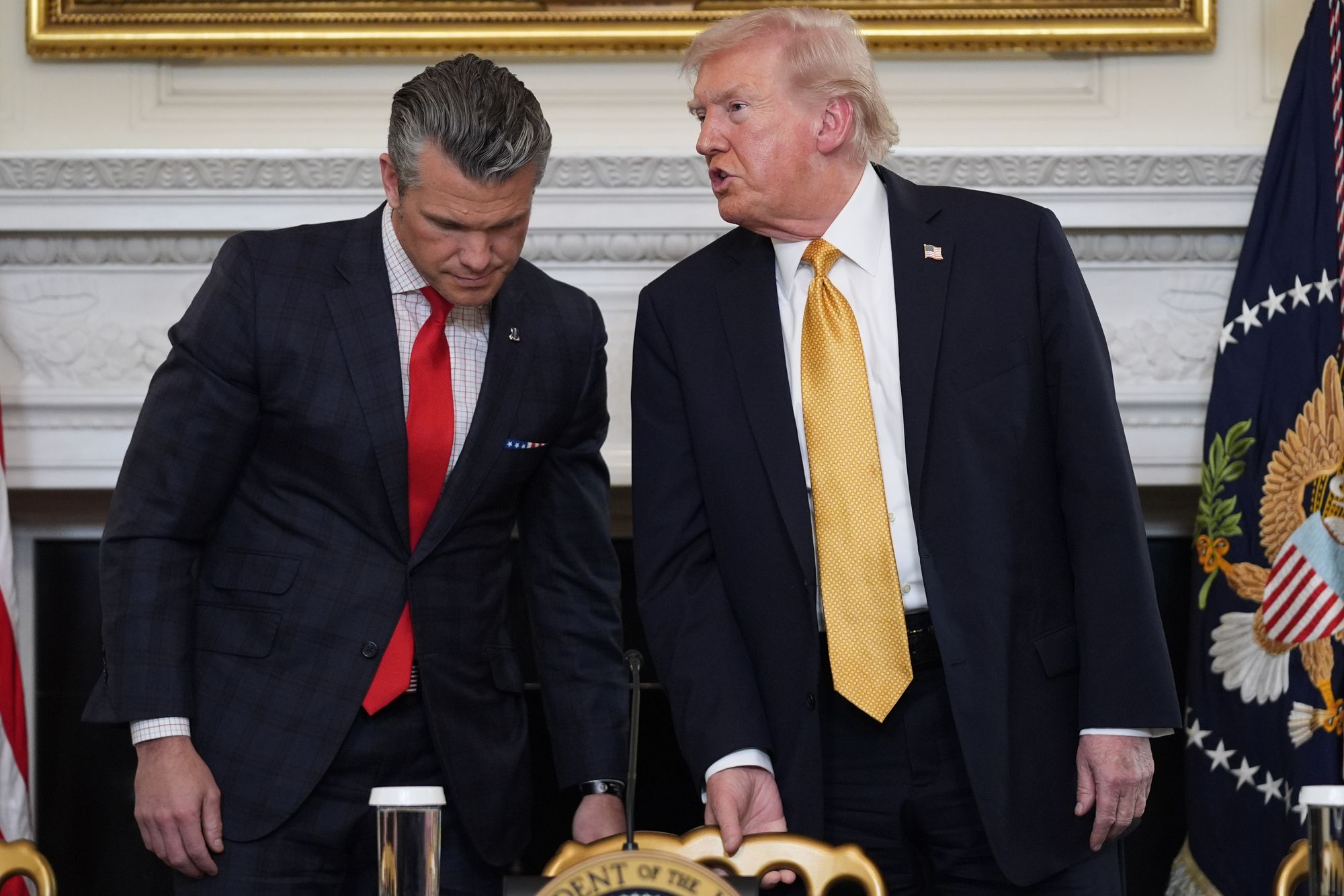 Donald Trump y Pete Hegseth hablan en una reciente reunión en la Casa Blanca