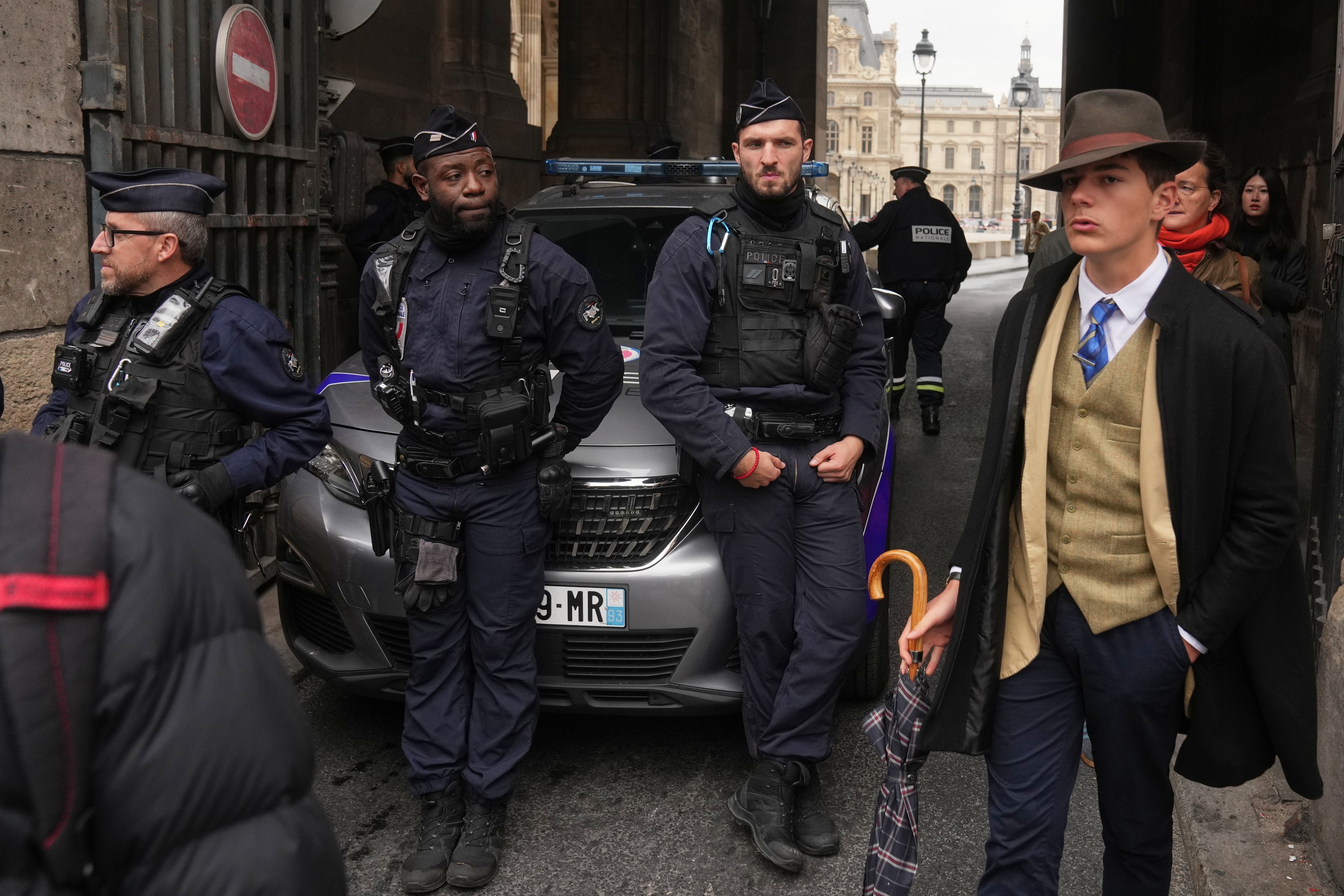 LOUVRE-ROBO-DETECTIVE