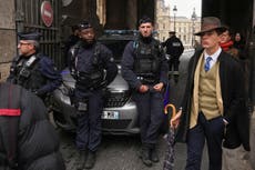 ¿Inspector Clouseau? Hombre misterioso en una foto de AP tras el robo en el Louvre genera revuelo