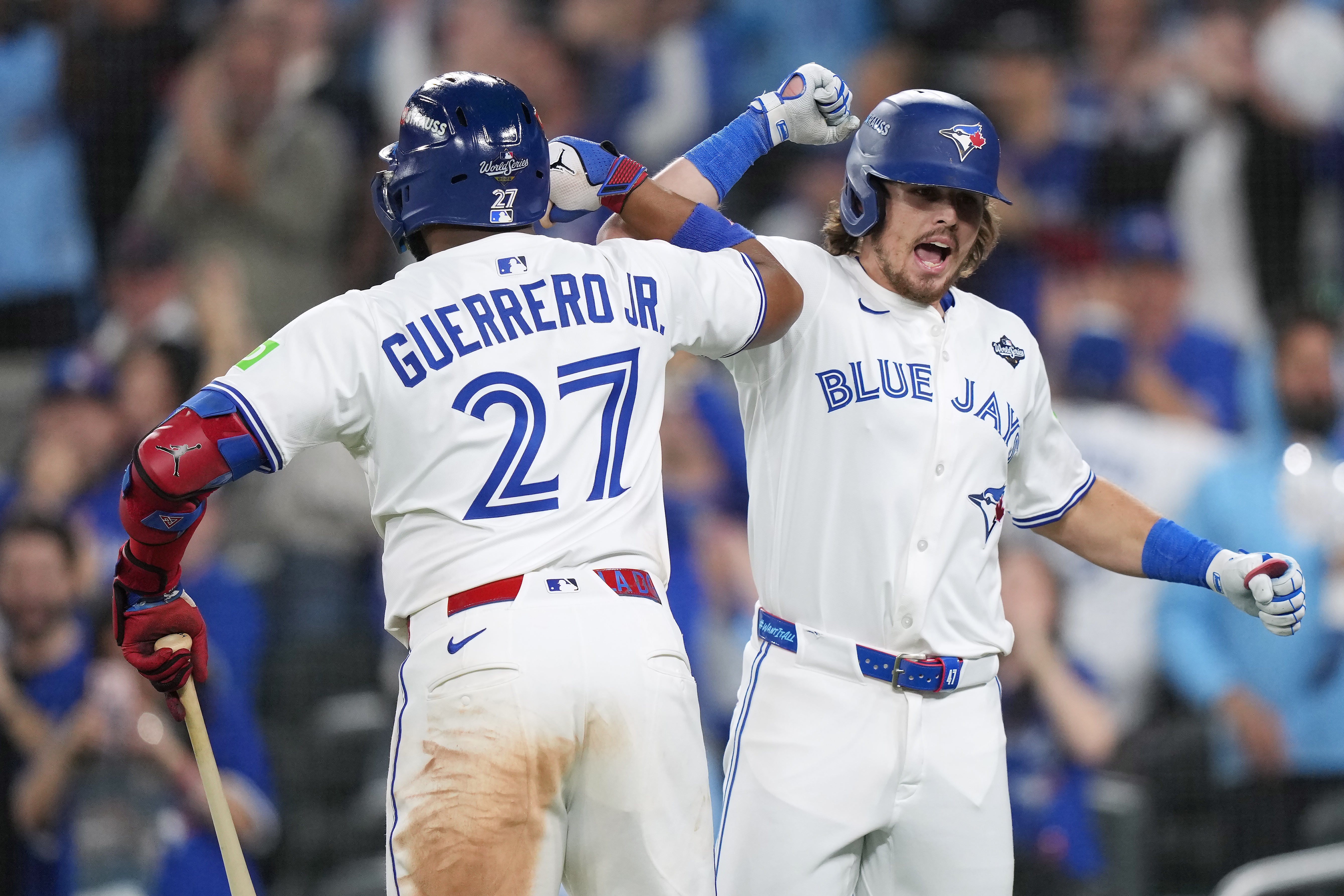 Barger, Varsho y Kirk sacuden jonrones; Azulejos aplastan a Dodgers 11-4 en inicio de Serie Mundial