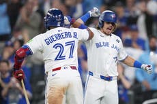 Barger, Varsho y Kirk sacuden jonrones; Azulejos aplastan a Dodgers 11-4 en inicio de Serie Mundial