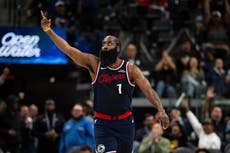 Harden anota 30 puntos y Clippers aplastan a Suns por 129-102 al debutar en casa