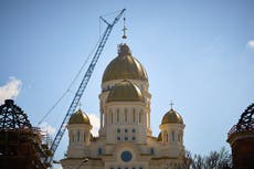 Rumanos acuden en masa a una nueva catedral, una de las mayores iglesias ortodoxas del mundo