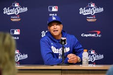 El manager de los Dodgers Dave Roberts tuvo un retraso de vuelo al regresar de Toronto