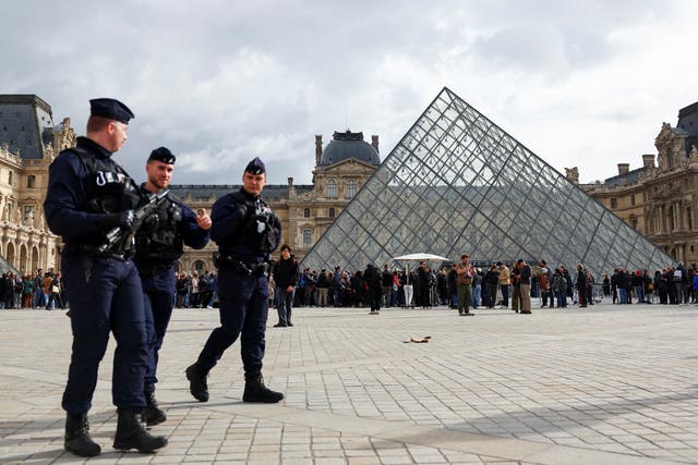 <p>La ministra francesa de Cultura, Rachida Dati, reconoce las “brechas de seguridad” en el Louvre</p>