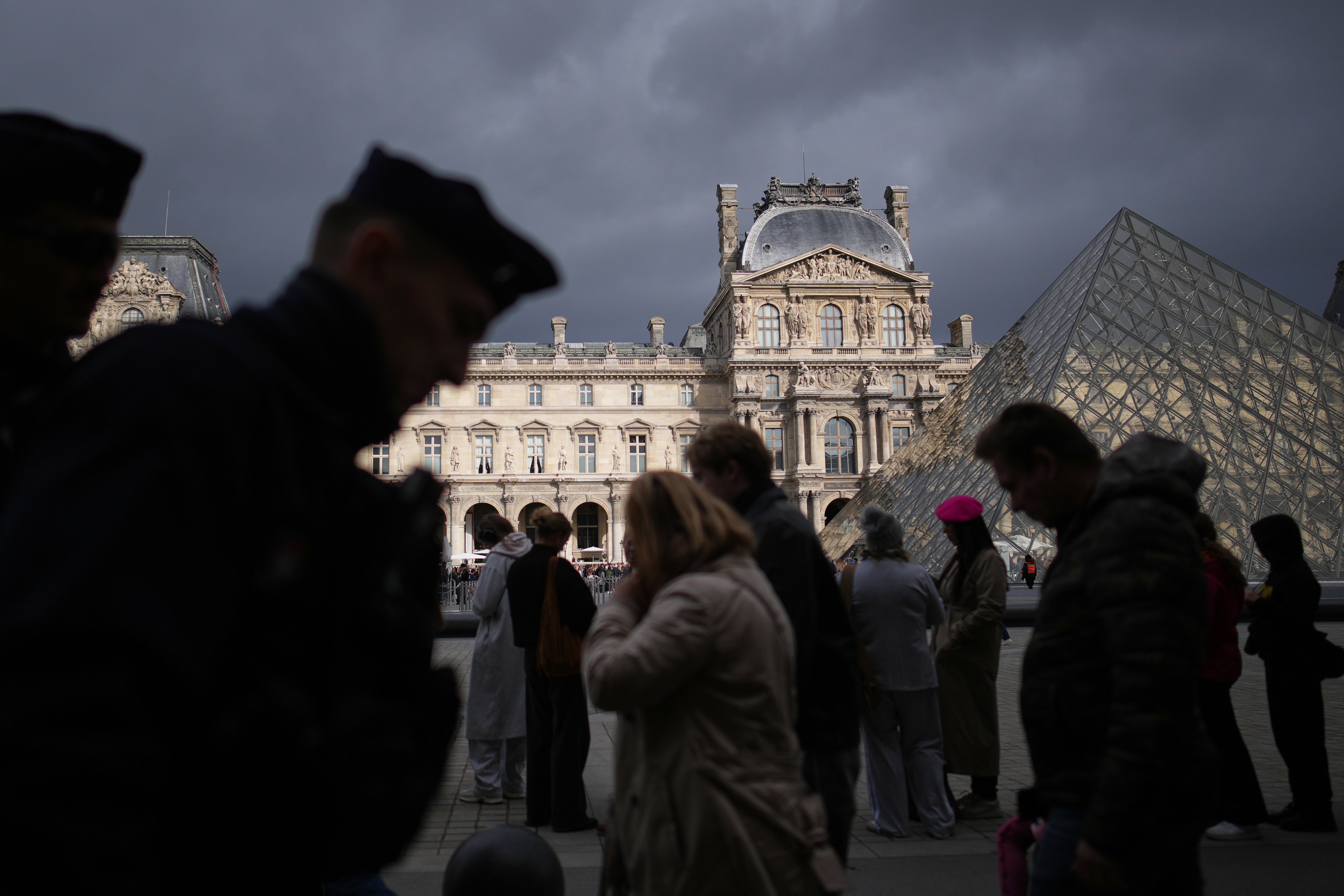 FRANCIA-LOUVRE-AP EXPLICA