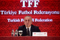 Turquía investiga a más de 150 árbitros por apuestas en partidos de fútbol
