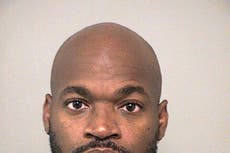 NFL: Adrian Peterson arrestado en suburbio de Houston por cargos de conducir ebrio y armas.