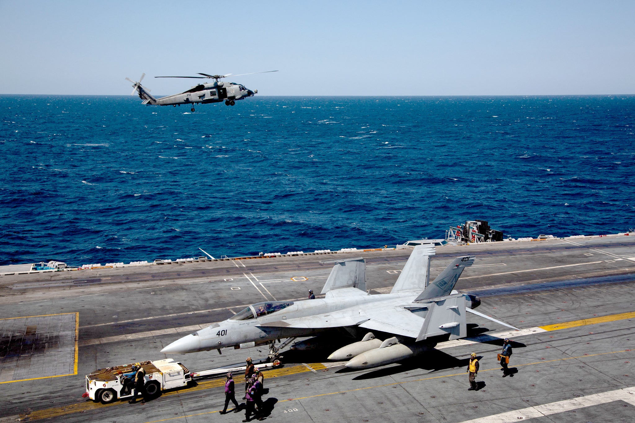 Un helicóptero MH-60S Hawk de la Marina de EE. UU. despega mientras un F-18 Super Hornet se prepara en la cubierta de vuelo del USS Nimitz, frente a la costa de Busan en 2023. Dos aviones de combate de la Marina estadounidense se estrellaron en el Mar de China Meridional con solo 30 minutos de diferencia durante el fin de semana.
