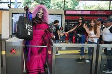 Colectivo LGBTQ+ participa en desfile de Catrinas en Ciudad de México para impulsar visibilidad