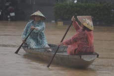 Lluvias récord causan graves inundaciones en Vietnam y sumergen edificios históricos