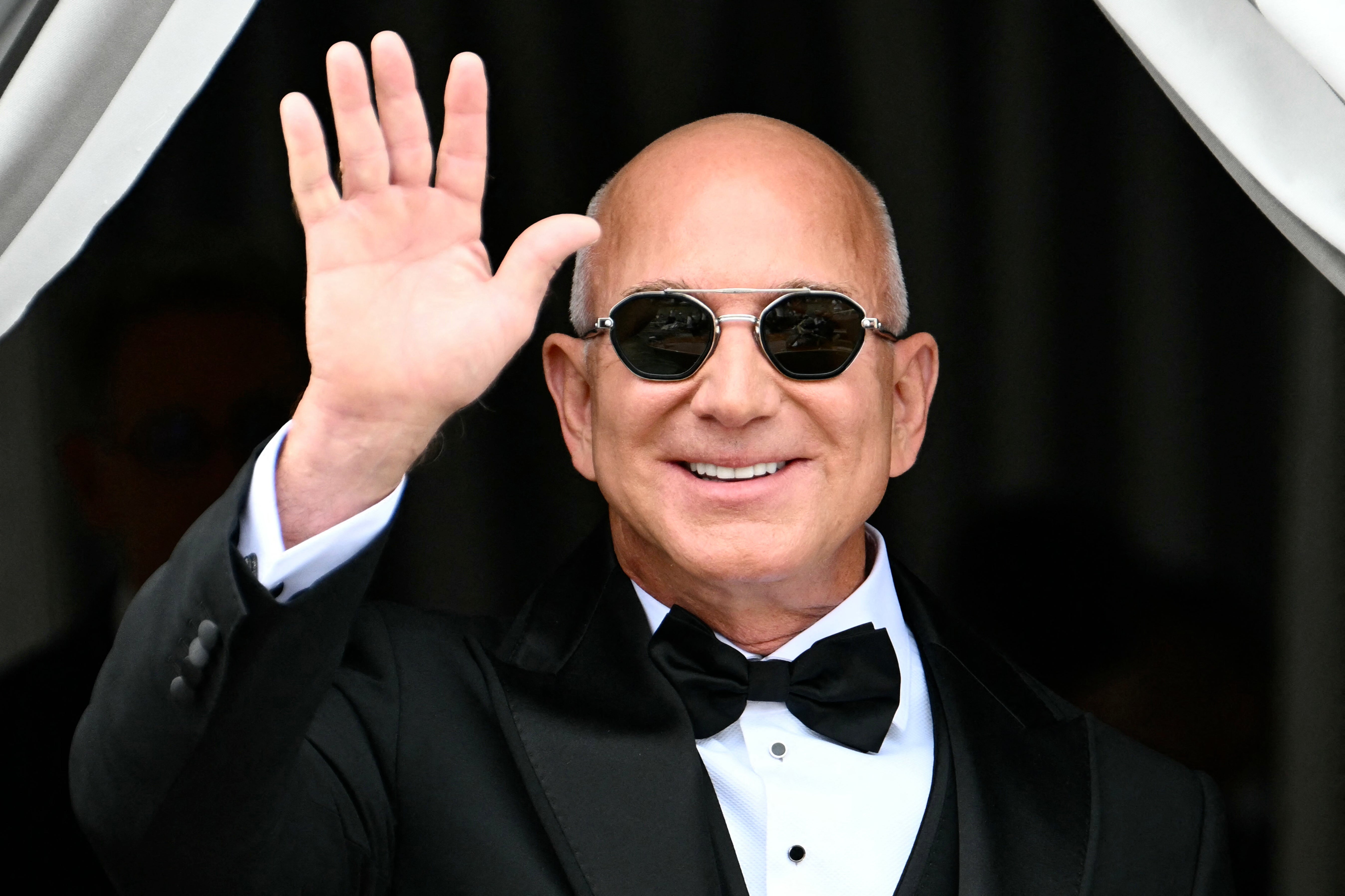 Los recortes de trabajadores, anunciados el martes, son la primera oleada que podría afectar a hasta 30.000 puestos de trabajo corporativos, los mayores despidos en la historia de la empresa de Jeff Bezos