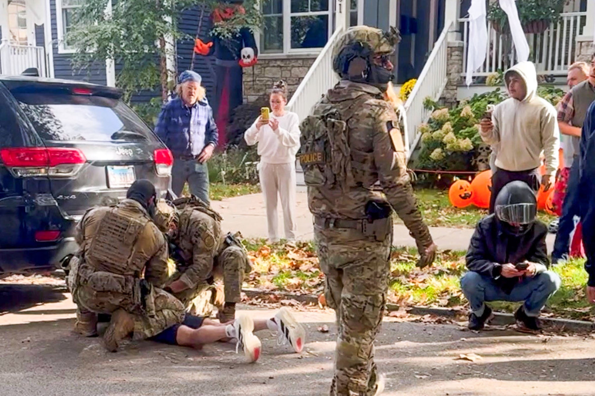El hombre, que es ciudadano estadounidense, regresaba de una carrera en equipo cuando los agentes lo sacaron de su vehículo, lo que le provocó una hemorragia interna y la rotura de costillas, según informó su club