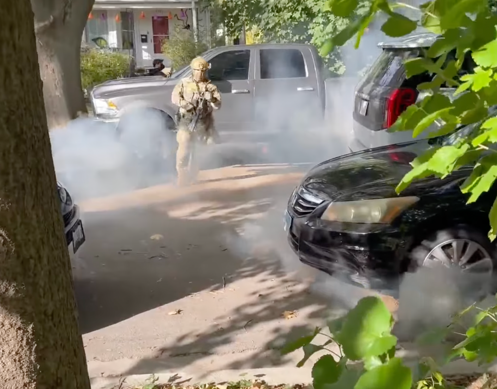 Los agentes soltaron gas lacrimógeno mientras abandonaban la zona