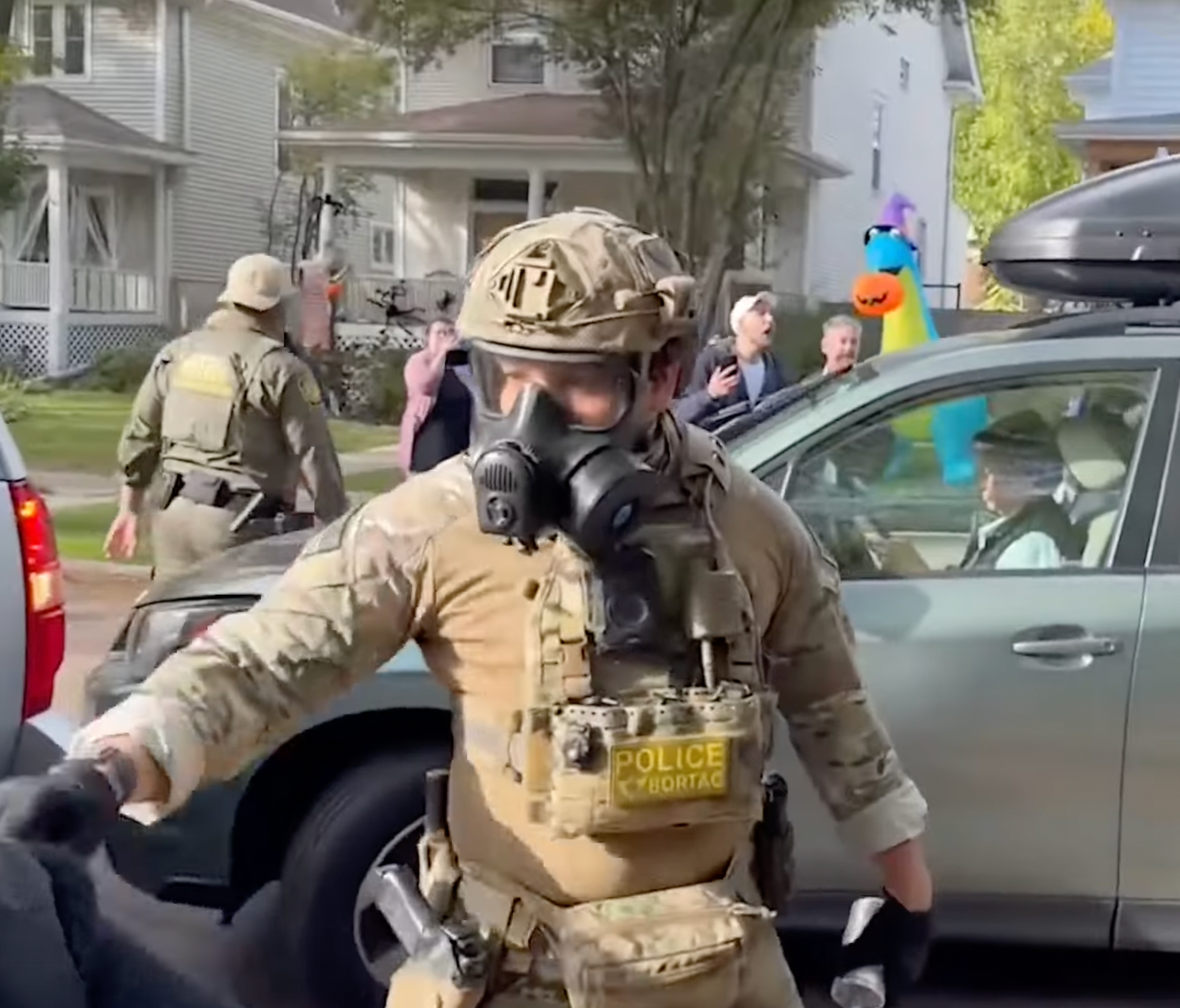 Los videos mostraban cómo los agentes abordaban y detenían a varias personas, entre ellas ciudadanos estadounidenses, a las puertas de casas decoradas para Halloween