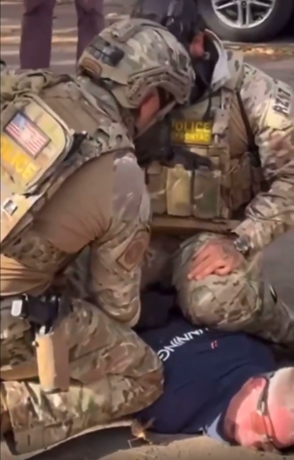 El incidente ocurrió el sábado en el vecindario de Old Irving Park de la ciudad, donde los residentes cuentan que los agentes interrumpieron un desfile infantil de Halloween a causa de un operativo de control migratorio