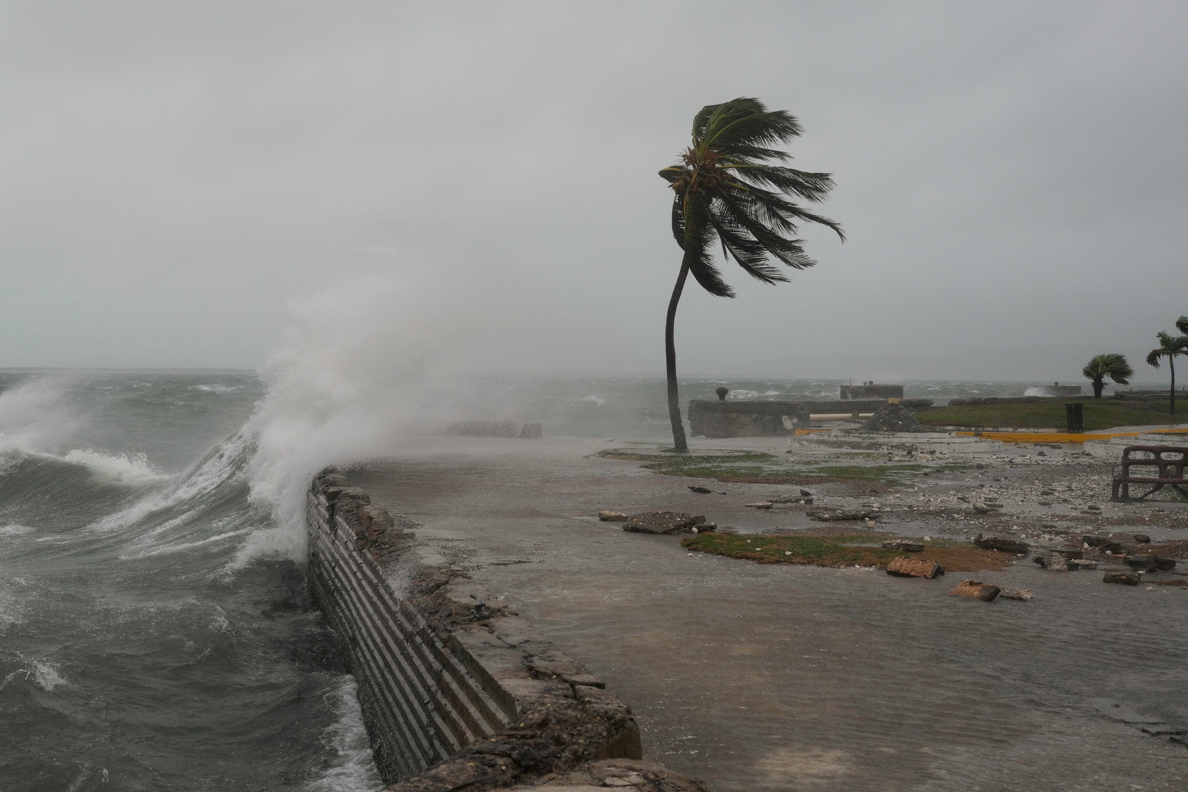 Las olas golpearon la costa de Kingston, Jamaica, ante la llegada del huracán Melissa