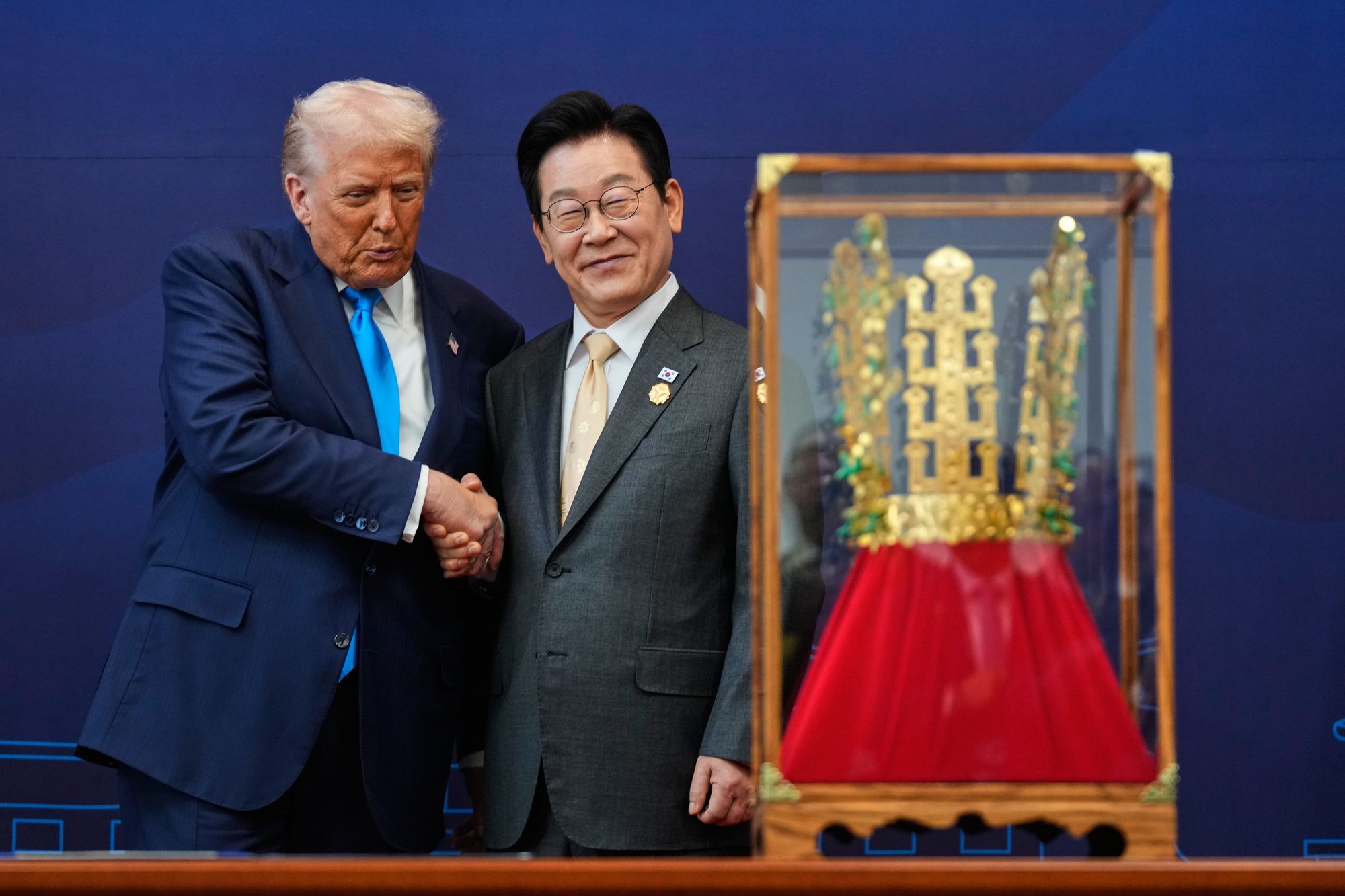El presidente Donald Trump recibió regalos del presidente surcoreano Lee Jae Myung, incluida una corona de oro, apenas unas semanas después de que Trump declarara que “no es un rey” mientras millones de personas se manifestaban en las protestas “Sin reyes”.