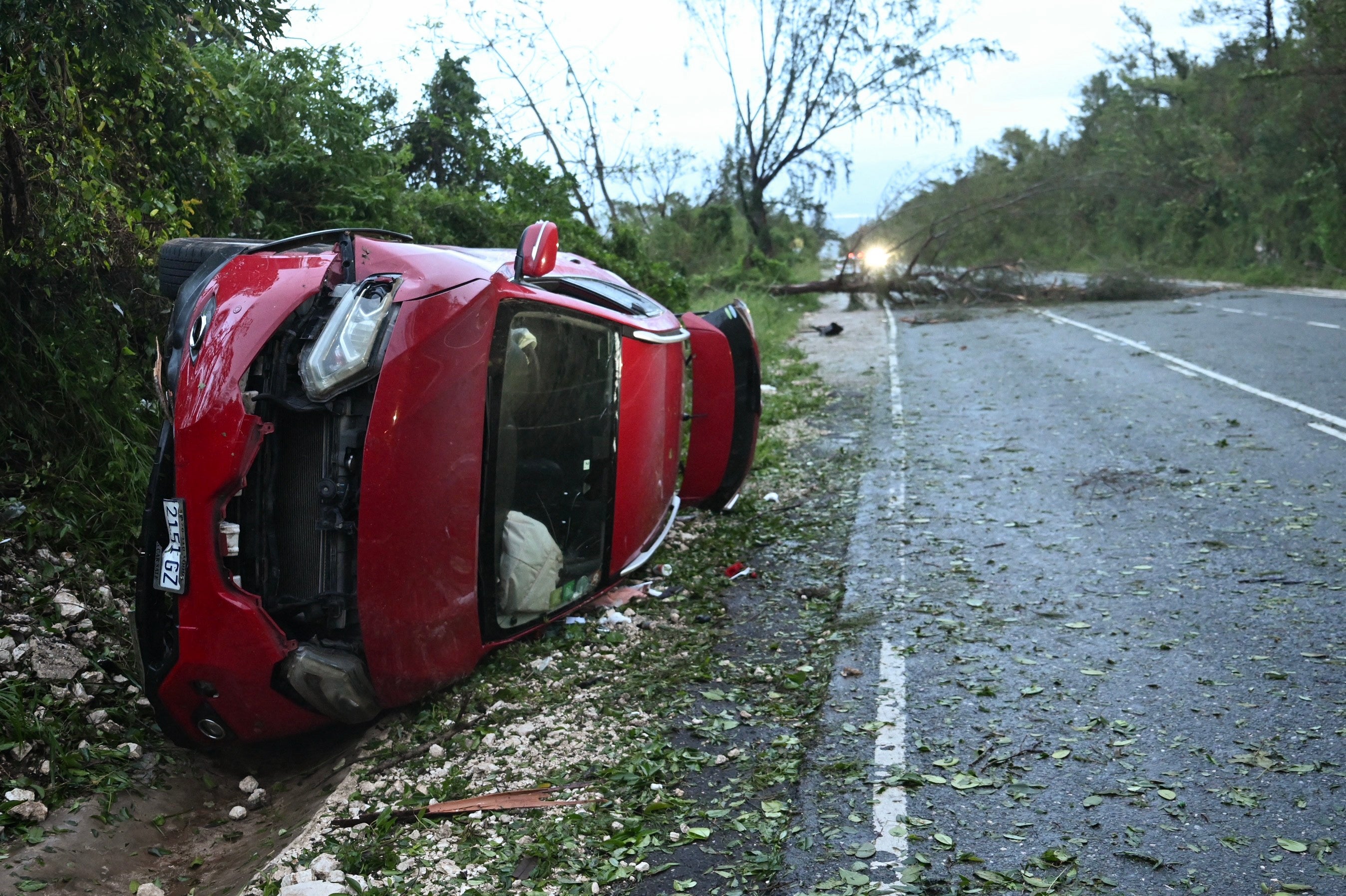 Un automóvil dañado por un árbol caído tras el paso del huracán Melissa en Manchester, Jamaica