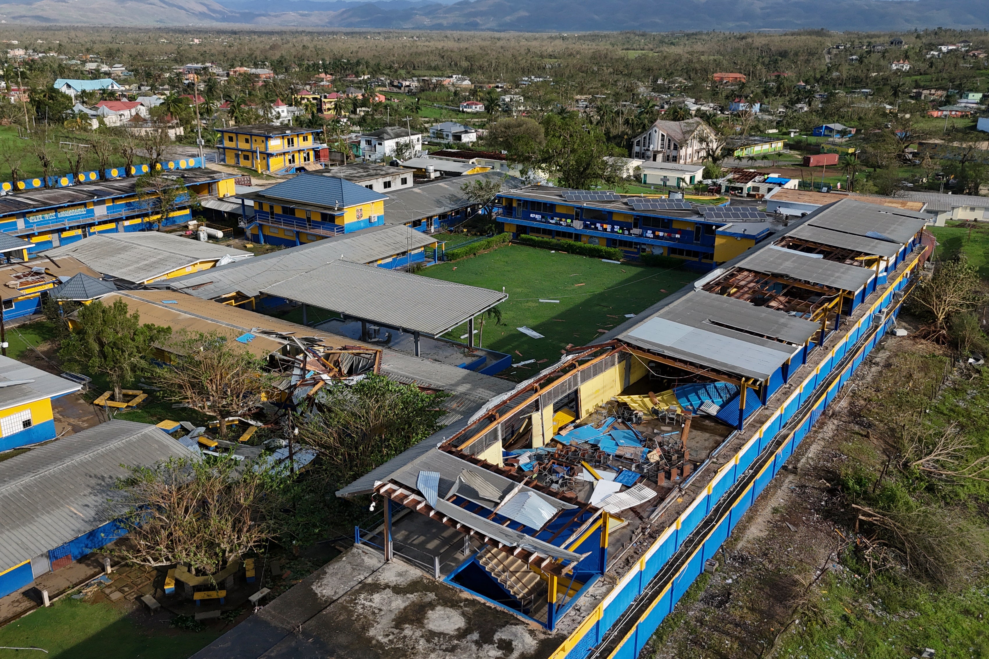 Parte del techo de la escuela secundaria técnica de Saint Elizabeth, en Santa Cruz, Jamaica, fue arrancado