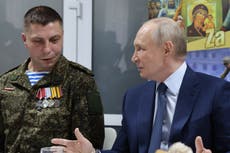 Putin afirma que tropas rusas rodearon dos ciudades ucranianas; Ucrania lo niega