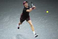 La reconquista de Jannik Sinner por el número 1 comienza con victoria ante Zizou Bergs en París