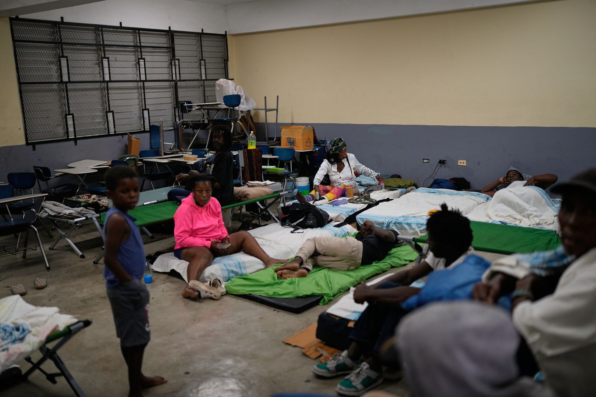 Personas se resguardan en una escuela ante la llegada del huracán Melissa en Old Harbour, Jamaica