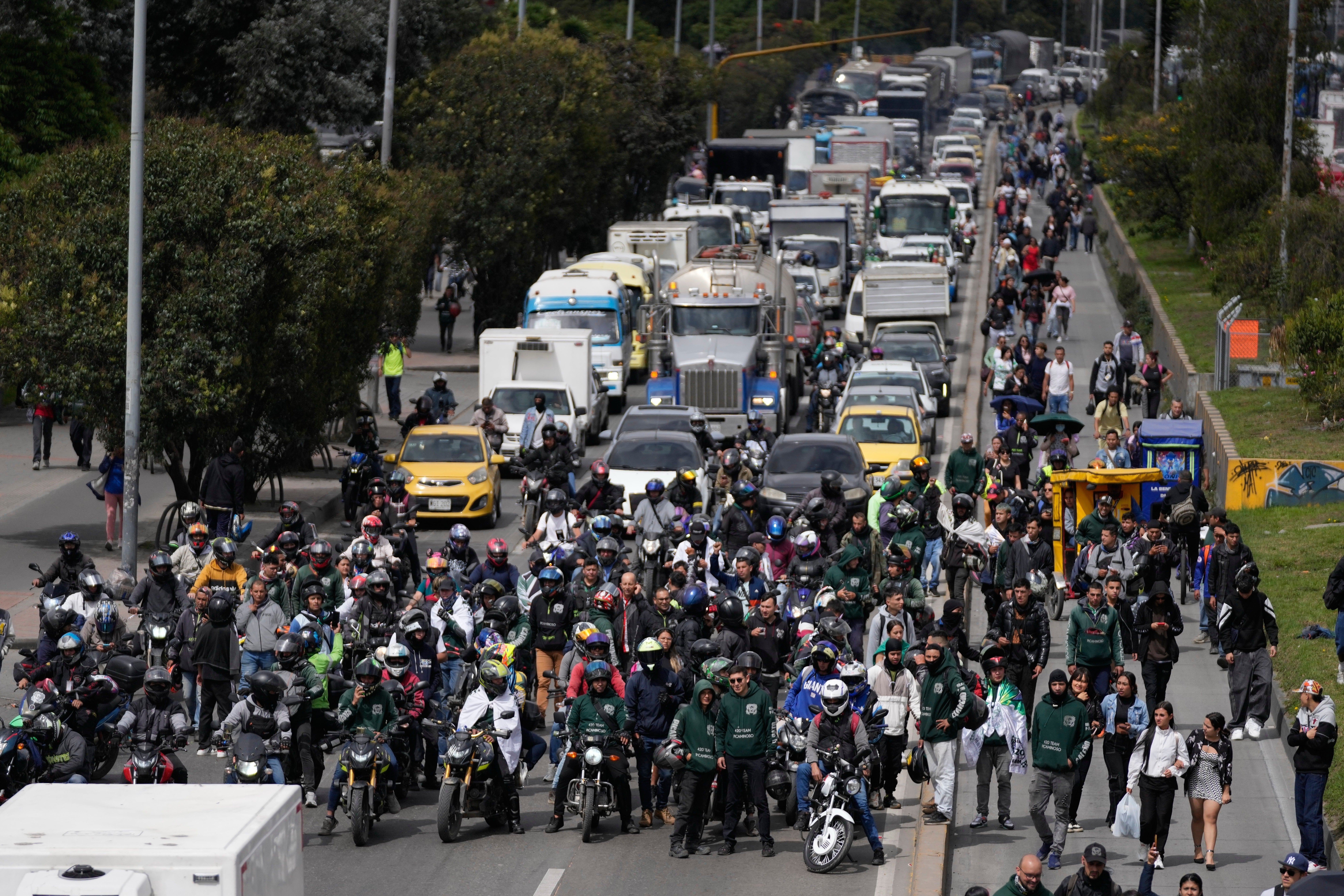Motociclistas y sindicatos protestan en la capital de Colombia