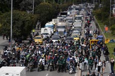 Motociclistas y sindicatos protestan en la capital de Colombia