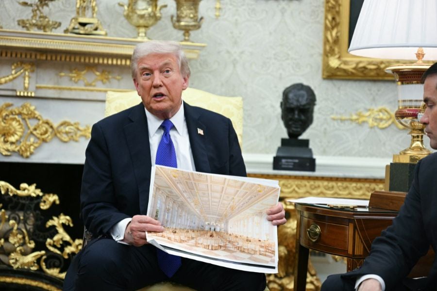 El presidente Donald Trump afirmó que la gente está “encantada” con su plan de demoler el Ala Este de la Casa Blanca para construir un salón de baile, a pesar de que una encuesta reciente muestra que la mayoría de los estadounidenses se opone a la iniciativa