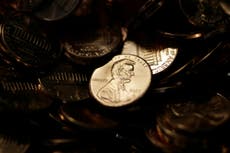 En bancos y comercios escasean monedas de 1 centavo, pues Casa de Moneda de EEUU dejó de acuñarlas