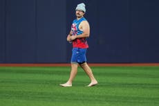 Descalzo y expectante, Davis Schneider está listo para buscar título de Serie Mundial con Azulejos