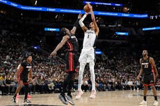 Wembanyama guía a Spurs a su 1er inicio de 5-0 con 27 puntos y 18 rebotes ante Heat