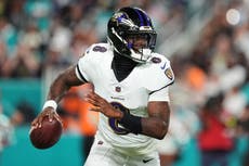Lamar Jackson vuelve con 4 pases de anotación y Ravens aplastan 28-6 a Dolphins